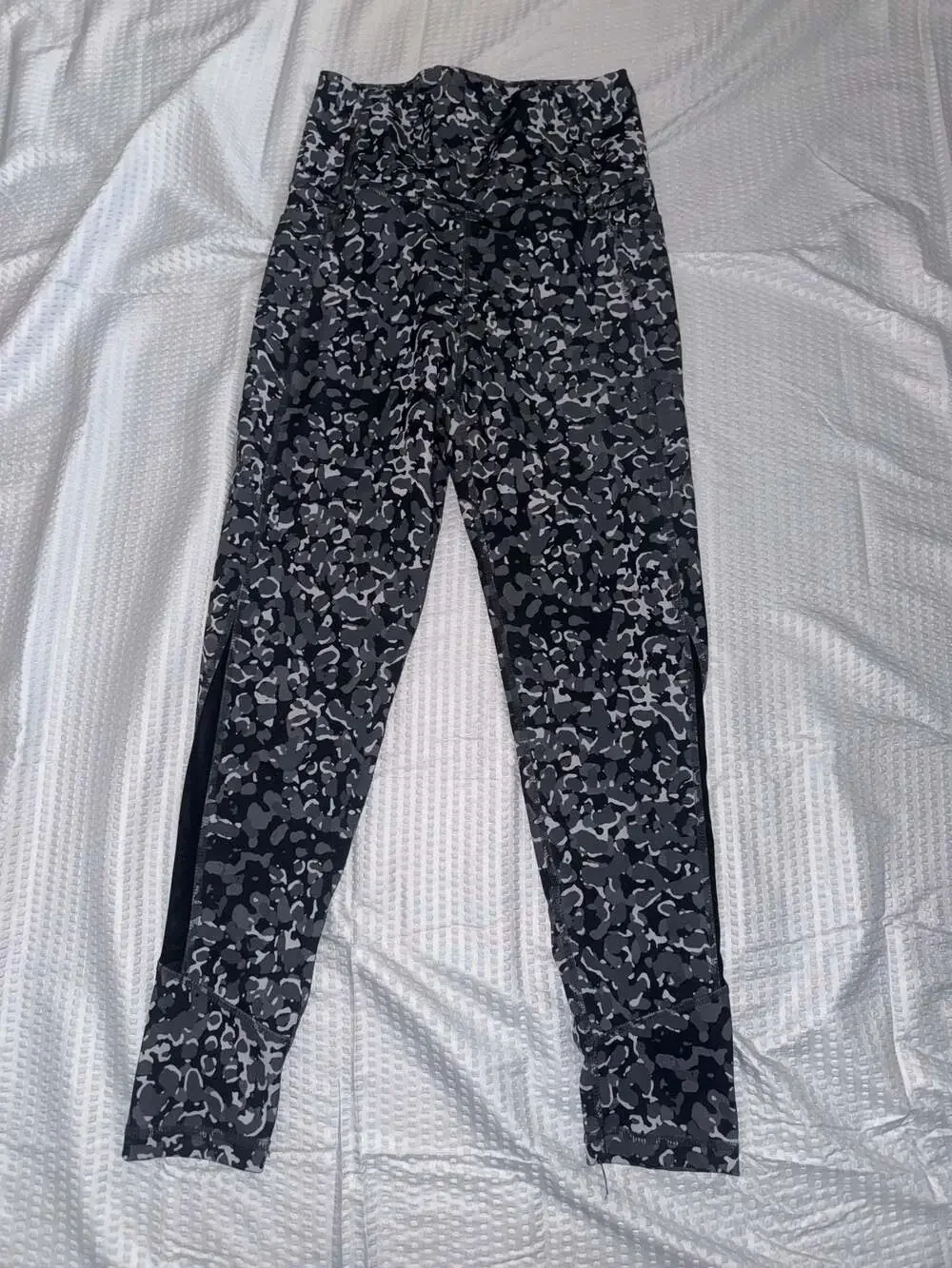 Kay Unger Mid-Rise Gray and Black Camo Patterned Mesh Panel Workout Leggings Siz - Picture 1 of 3